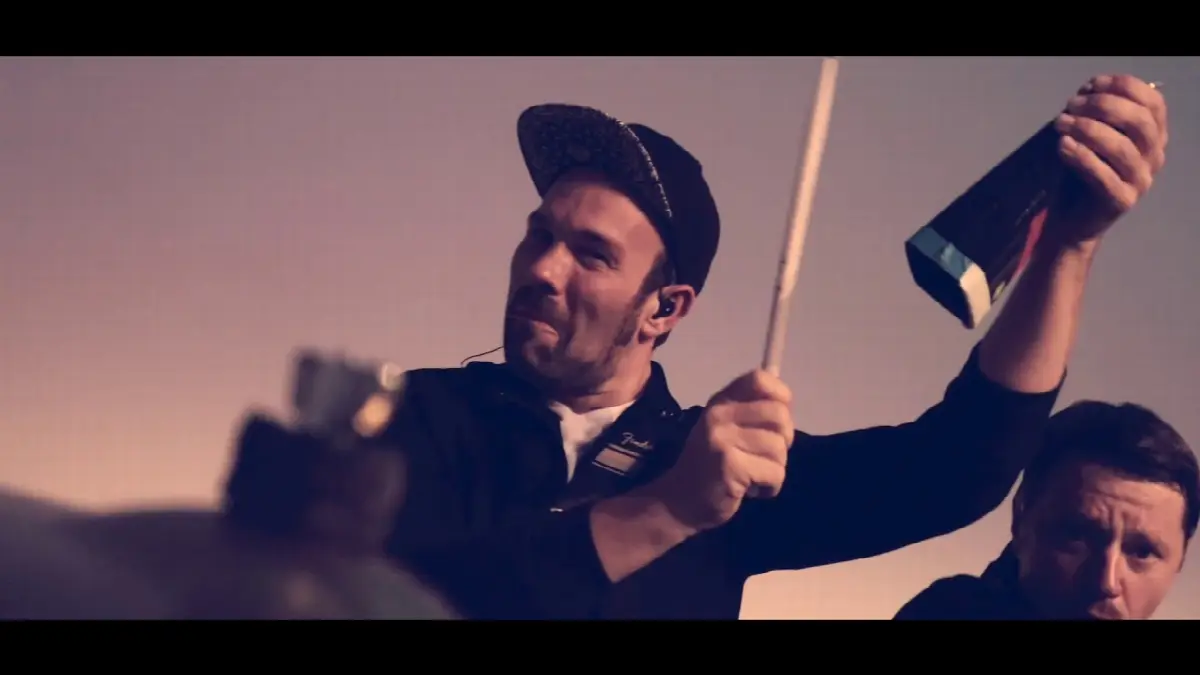 Motivierender Drummer bei Live-Performance mit Energie, Percussion-Tools und dynamischer Backstage-Atmosphäre.