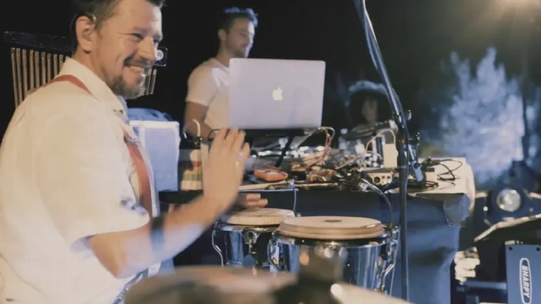 Musiker bei Live-Performance mit Conga, Laptop und Sibelius in stilvollem Ambiente in Kroatien.