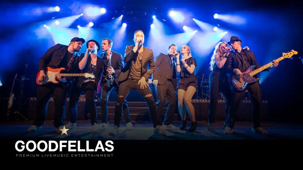 LIVE Musik Performance der Band GOODFELLAS mit Saxophon, Gitarre und Gesang im energievollen Bühnenauftritt.