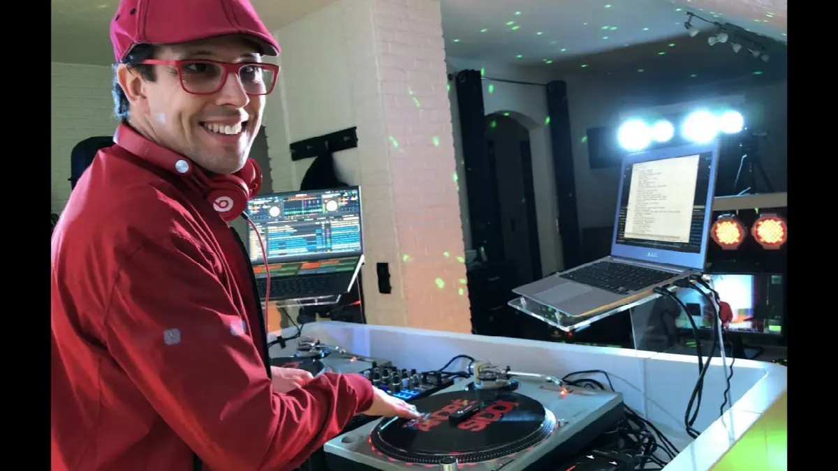 DJ DJing bei Party mit Lichtern, moderner Technik und energiegeladenem Ambiente.