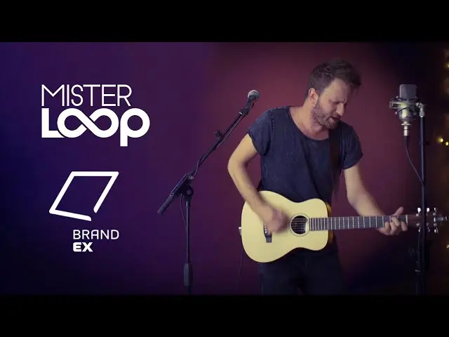 Musiker spielt akustische Gitarre instudio mit Mister Loop und kreativer Atmosphäre.