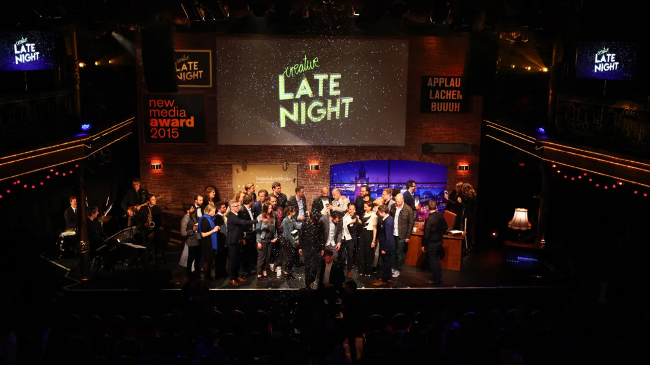 Festliche Preisverleihung bei der Creative Late Night 2015 mit Bühne, Musik und Publikum.
