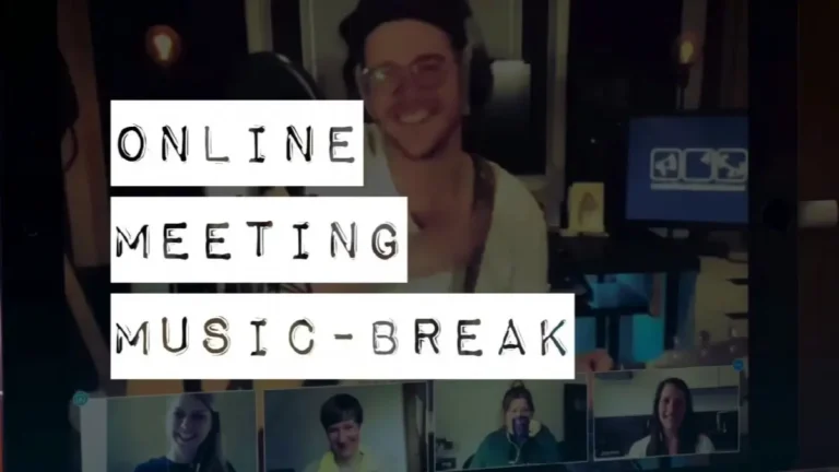 Virtuelles Online-Meeting mit Musikpause, lachende Teilnehmer und moderne Video-Call-Technologie.