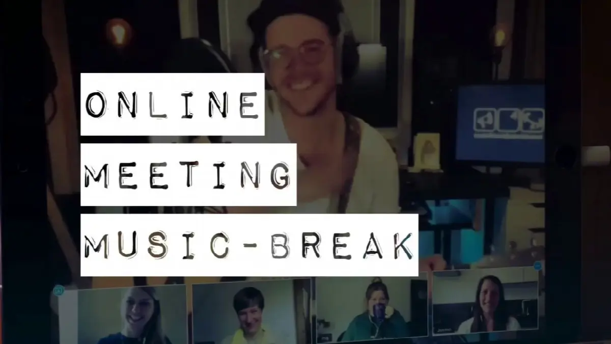Virtuelles Online-Meeting mit Musikpause, lachende Teilnehmer und moderne Video-Call-Technologie.