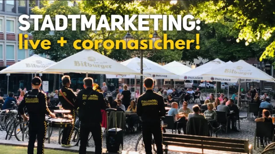 Bunte Café-Szene im Stadtmarketing, coronasicher feiern bei Live-Events und Veranstaltungen.