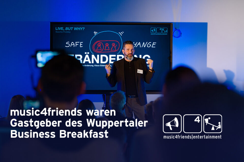 Sascha Poddey Keynote vor Publikum mit Screen auf dem Verändertung steht