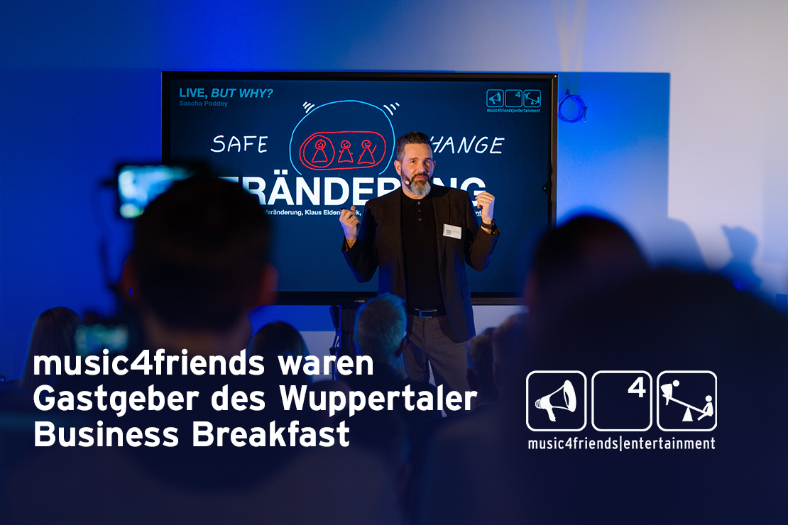 Sascha Poddey Keynote vor Publikum mit Screen auf dem Verändertung steht