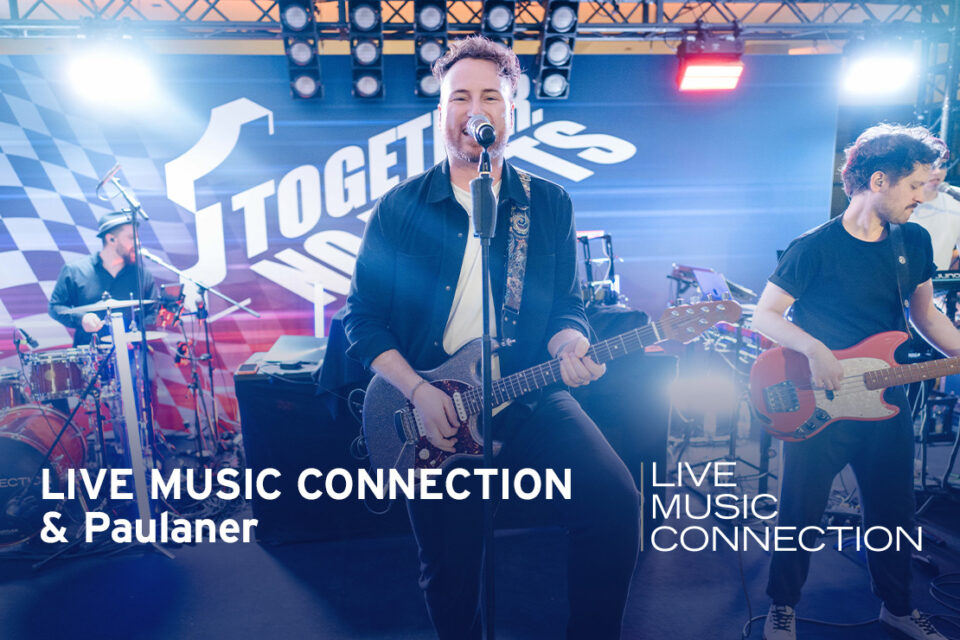 Sänger LIVE MUSIC CONNECTION mit Gitarre