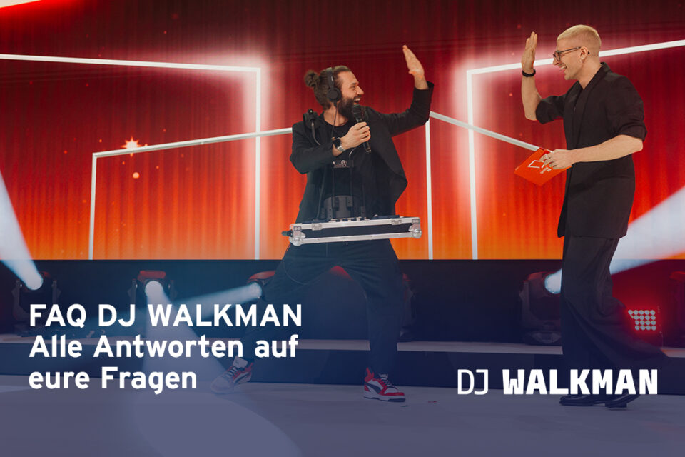 Zwei Männer auf einer Bühne mit rotem Hintergrund geben sich ein High Five. Einer trägt Kopfhörer und hält ein Mikrofon sowie DJ-Equipment um den Hals, der andere hält eine rote Karte. Im Bild steht der Text: ‚FAQ DJ WALKMAN – Alle Antworten auf eure Fragen‘ sowie ‚DJ WALKMAN‘.“ Wenn der Fokus stärker auf dem Marketing-Kontext liegen soll, wäre auch diese Variante gut: „Bühnenfoto mit DJ und Moderator beim High Five vor rotem Lichtdesign. Ein DJ mit Kopfhörern und tragbarem Mischpult, daneben ein Moderator mit Karte. Eingeblendeter Text: ‚FAQ DJ WALKMAN – Alle Antworten auf eure Fragen‘.“