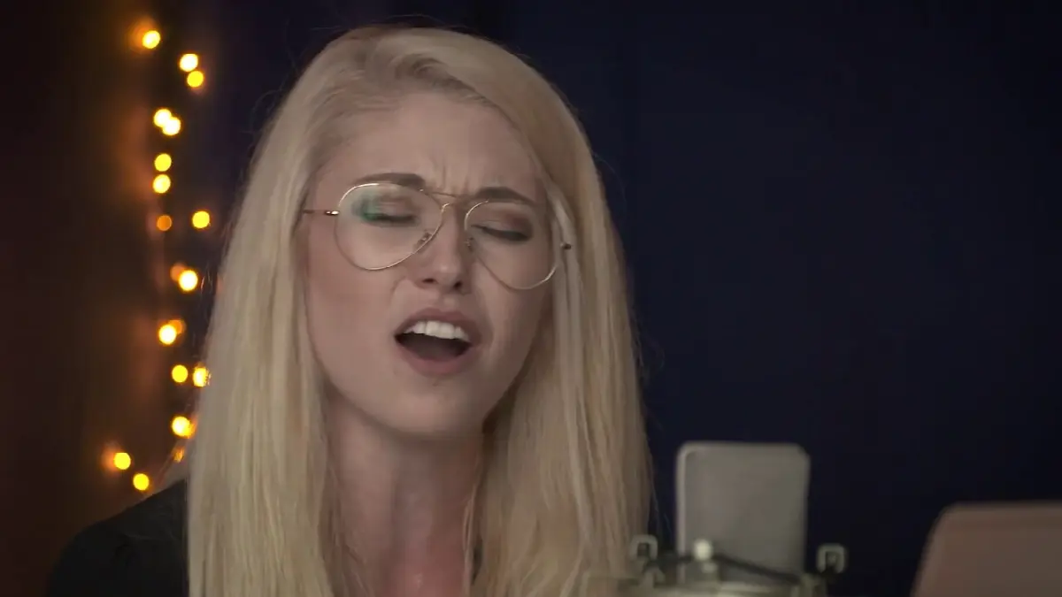 Junge Frau singt emotional mit Brille im Aufnahme-Studio bei Ella Eyre.