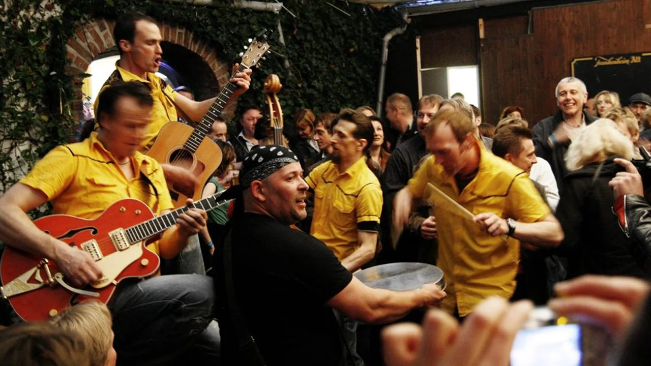 Live-Musik im Bar mit Entertainern, Gitarre, Schlagzeug, guter Stimmung und Gemeinschaft.