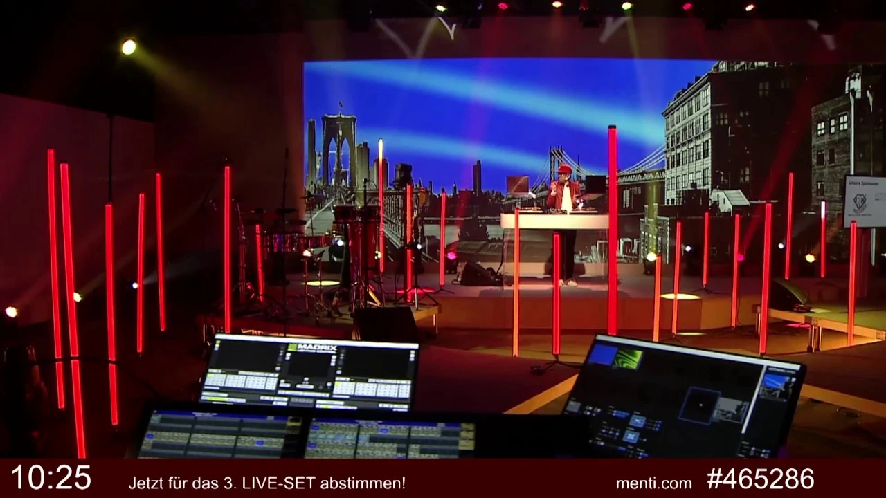 moderner DJ auf Bühnenbild mit Brooklyn Bridge Hintergrund und interaktivem Light-Show.