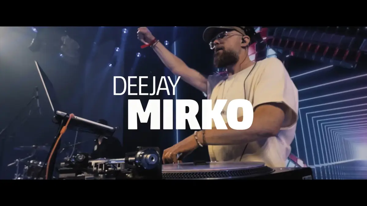 DJ Mirko live beim electrischen Auftritt mit Licht, Sound und Crowd im Hintergrund.