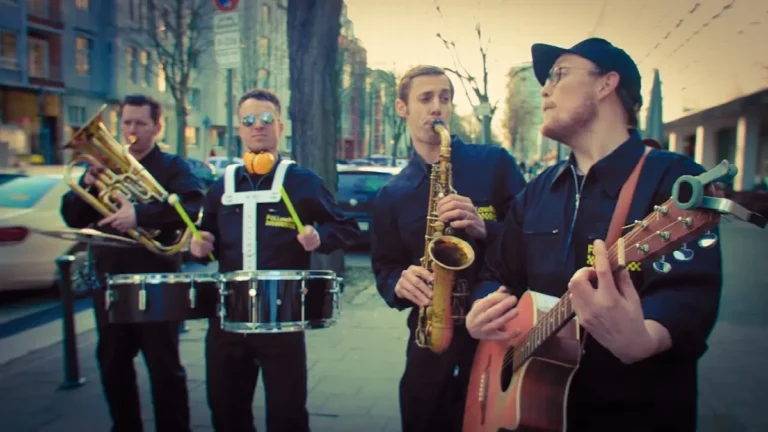 Straßenmusikanten spielen lebendige Jazz-Performance im urbanen Umfeld in Berlin.