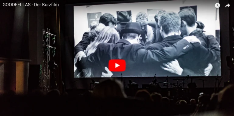 Cinema, Publikum und emotionale Filmszene bei einer Premierenveranstaltung.