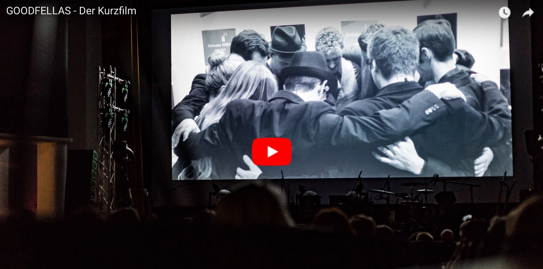 Cinema, Publikum und emotionale Filmszene bei einer Premierenveranstaltung.