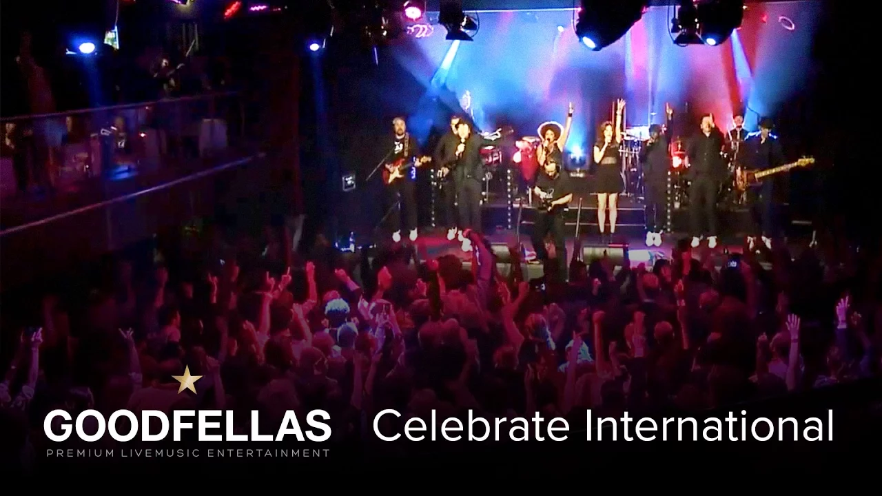 Live-Musik-Performance mit begeistertem Publikum, bunte Lichteffekte und internationale Musikvielfalt.