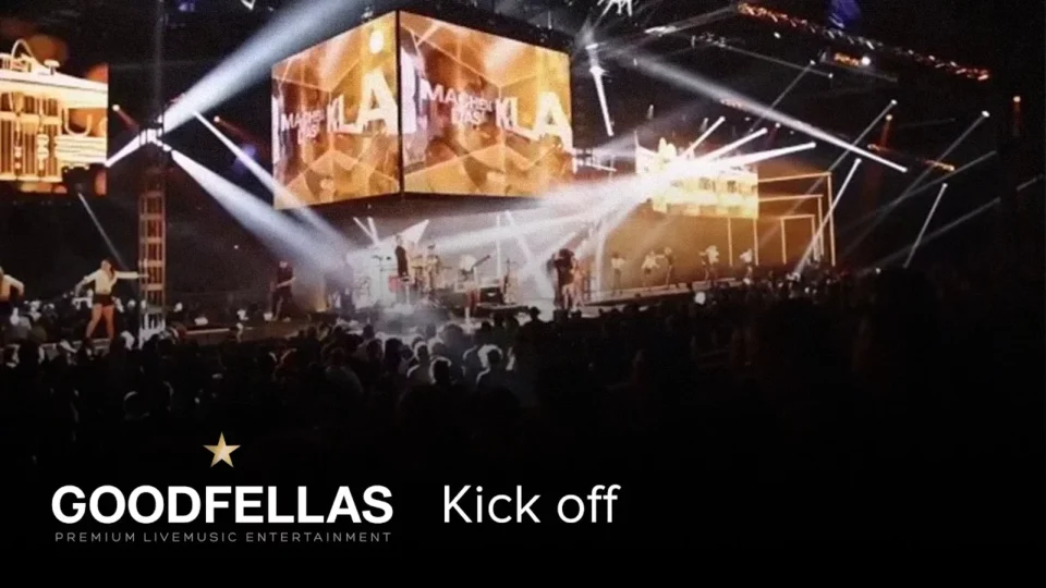Live-Musikveranstaltung in Los Angeles mit Bühne, Digitalbildschirm, Publikum und professionellem Entertainment.