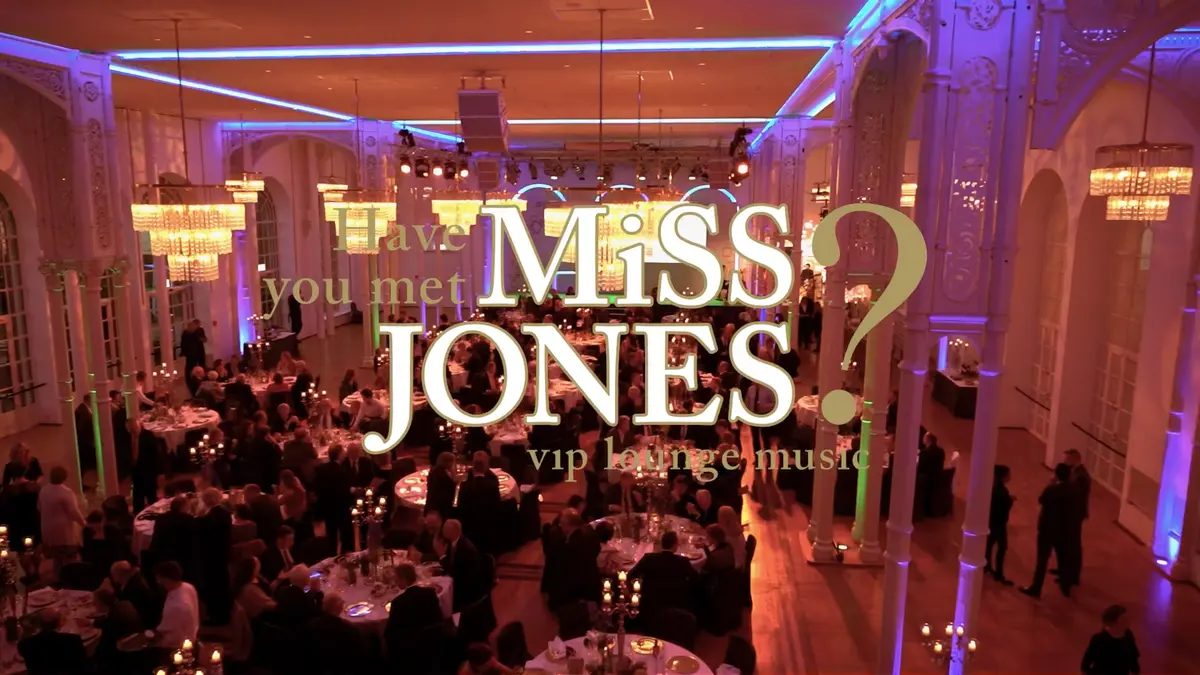Elegante Ballsaal mit festlichen Gästen, Kerzenlicht und Live-Musik bei Miss Jones im VIP Lounge.
