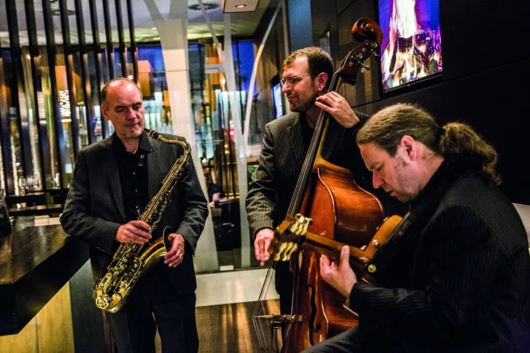 Jazz-Trio in eleganter Lounge-Atmosphäre mit Saxophon, Bass und Gitarre live performance.