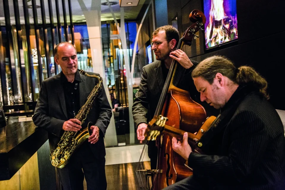 Jazz-Trio in eleganter Lounge-Atmosphäre mit Saxophon, Bass und Gitarre live performance.