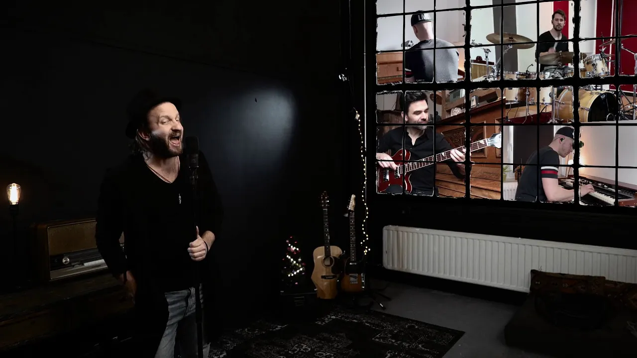 Live-Musik Performance mit Sänger, Band und kreativer Atmosphäre bei Weihnachtsgrüßen.