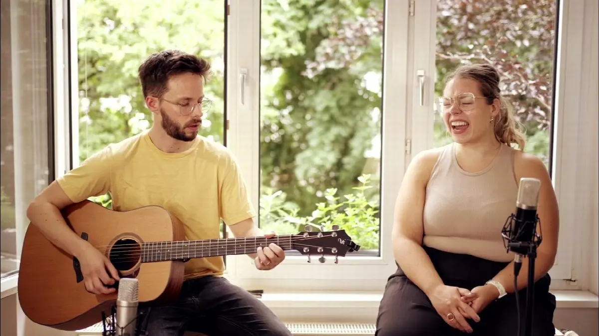 Musiker und Sänger beim sommerlichen Live-Performance-Recording im gemütlichen Gartenambiente.