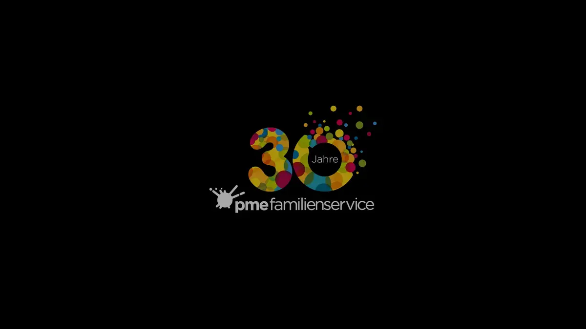 Feier zum 30-jährigen Jubiläum von pme Familienservice mit bunten Dekorationen und festlicher Kulisse.