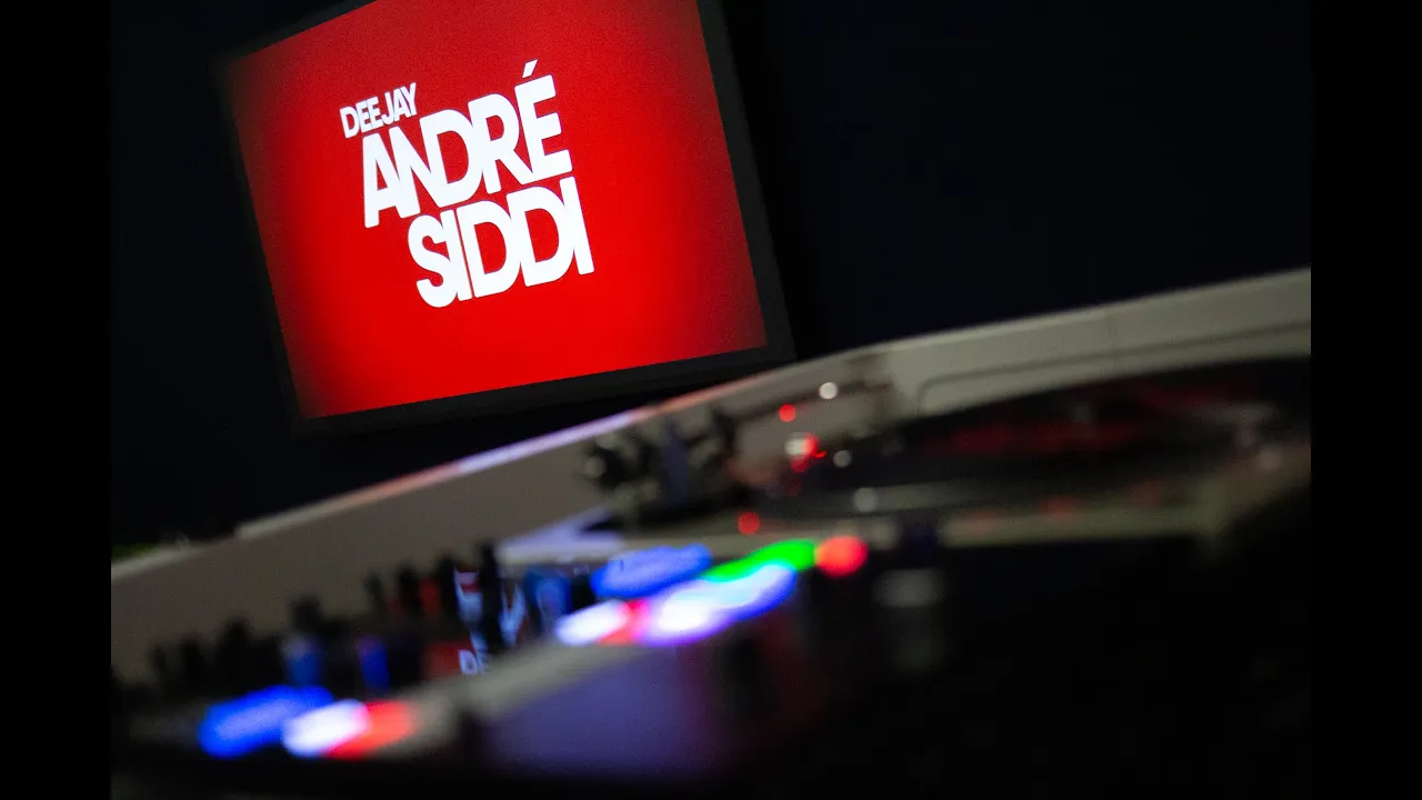 Moderne DJ-Ausrüstung mit Beleuchtung bei Live-Performance, DEEJAY ANDRÉ SIDDI im Fokus.
