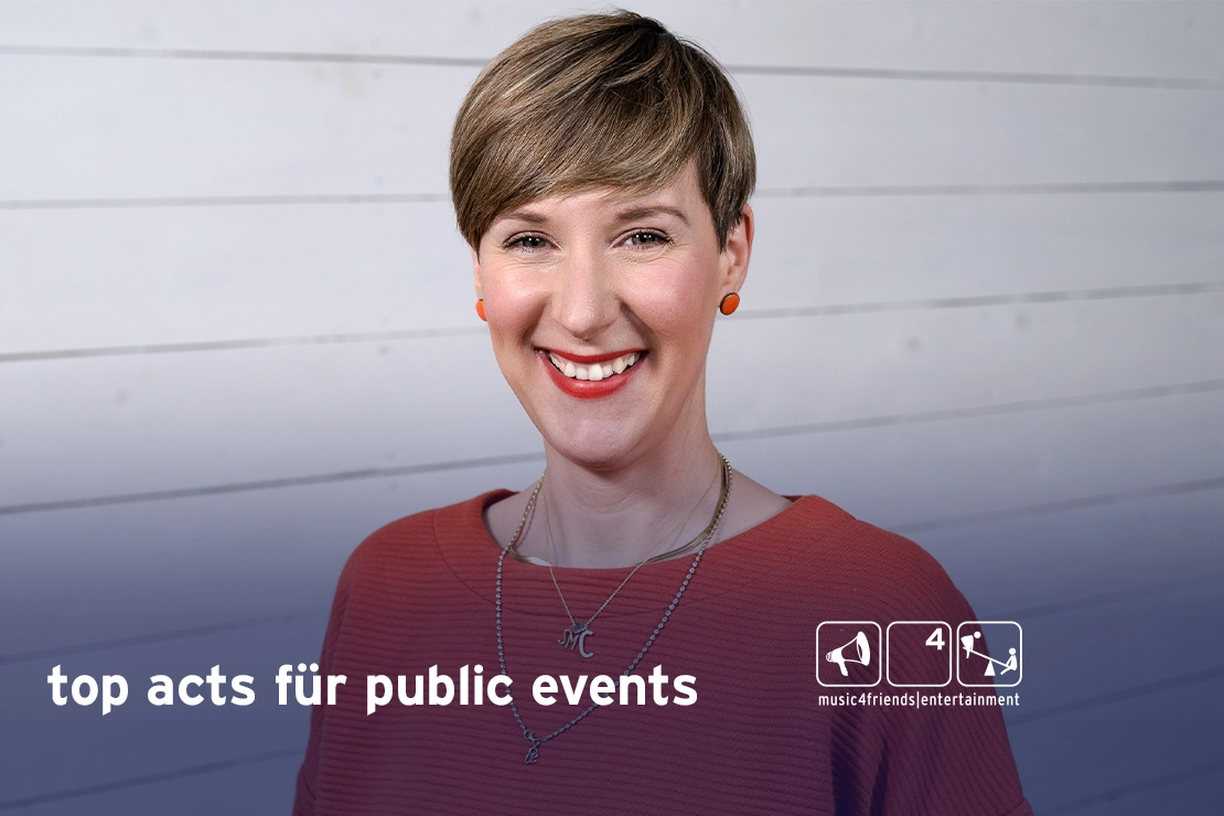 Freundliche Frau mit orangener Kleidung als Top-Act für städtische Events.