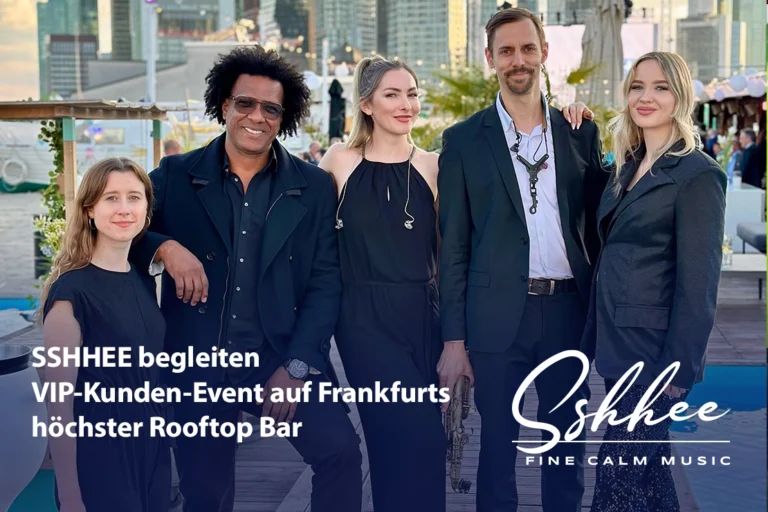 Exklusives VIP-Event auf Frankfurts Dachterrasse mit stilvollen Gästen und Blick auf die Skyline.